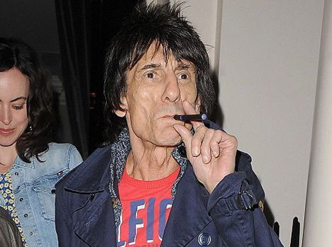 Ronnie Wood Vaping